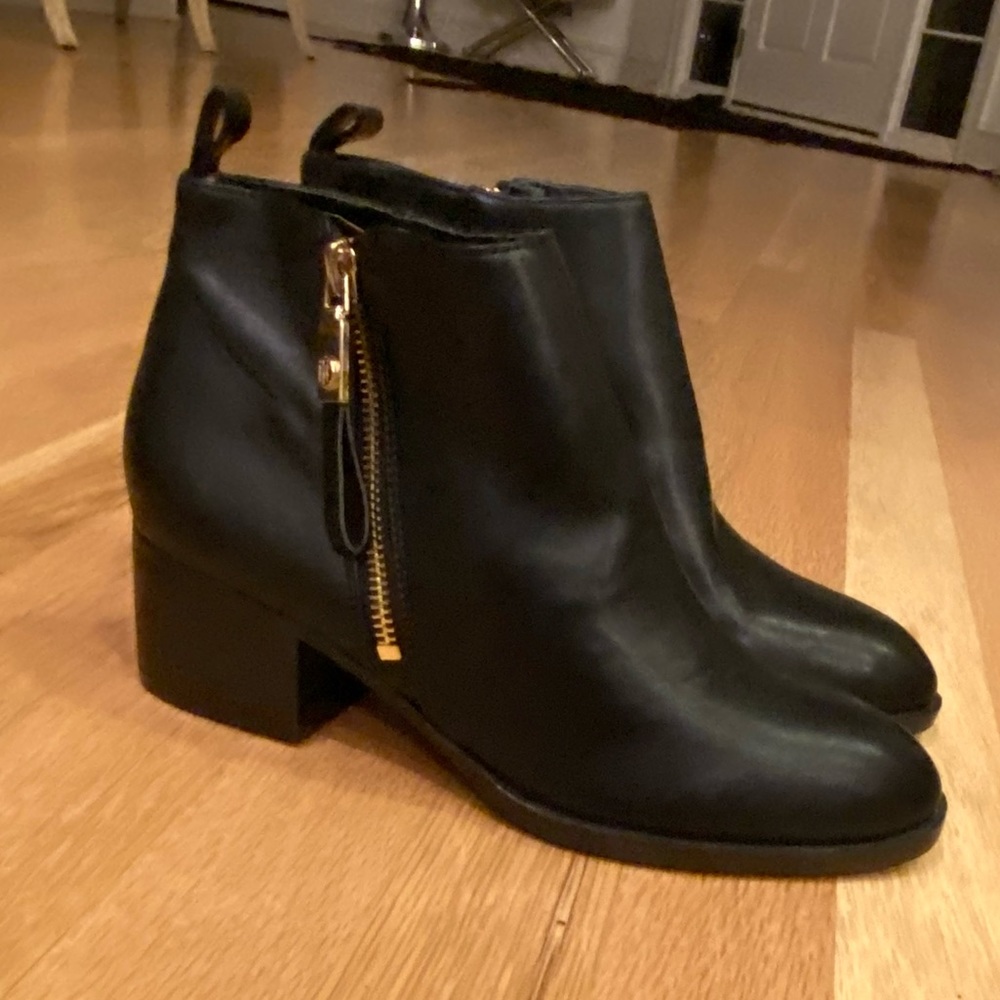 Tommy Hilfiger Black Short Boots w Low Heel w Side Gold Zipper / Womens Size 6